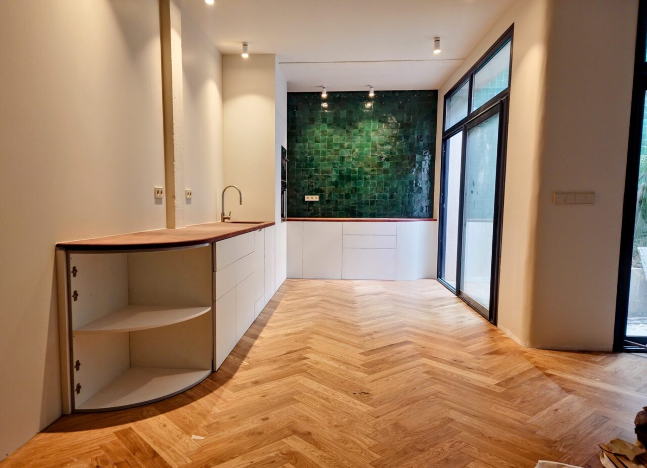 Rénovation maison Marseille, démolition, sous œuvre, fenêtre, parquet, peinture, plomberie, électricité, carrelage, salle de bains, zellige, agencement, béton ciré, agencement